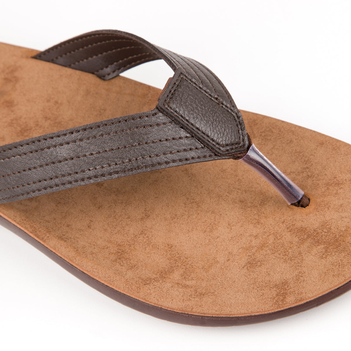 MUYA Cliff Kahve erkek terlik; parmak arası bağlantı, bant dikişleri ve iç taban yüzeyinin yakın görünümü.