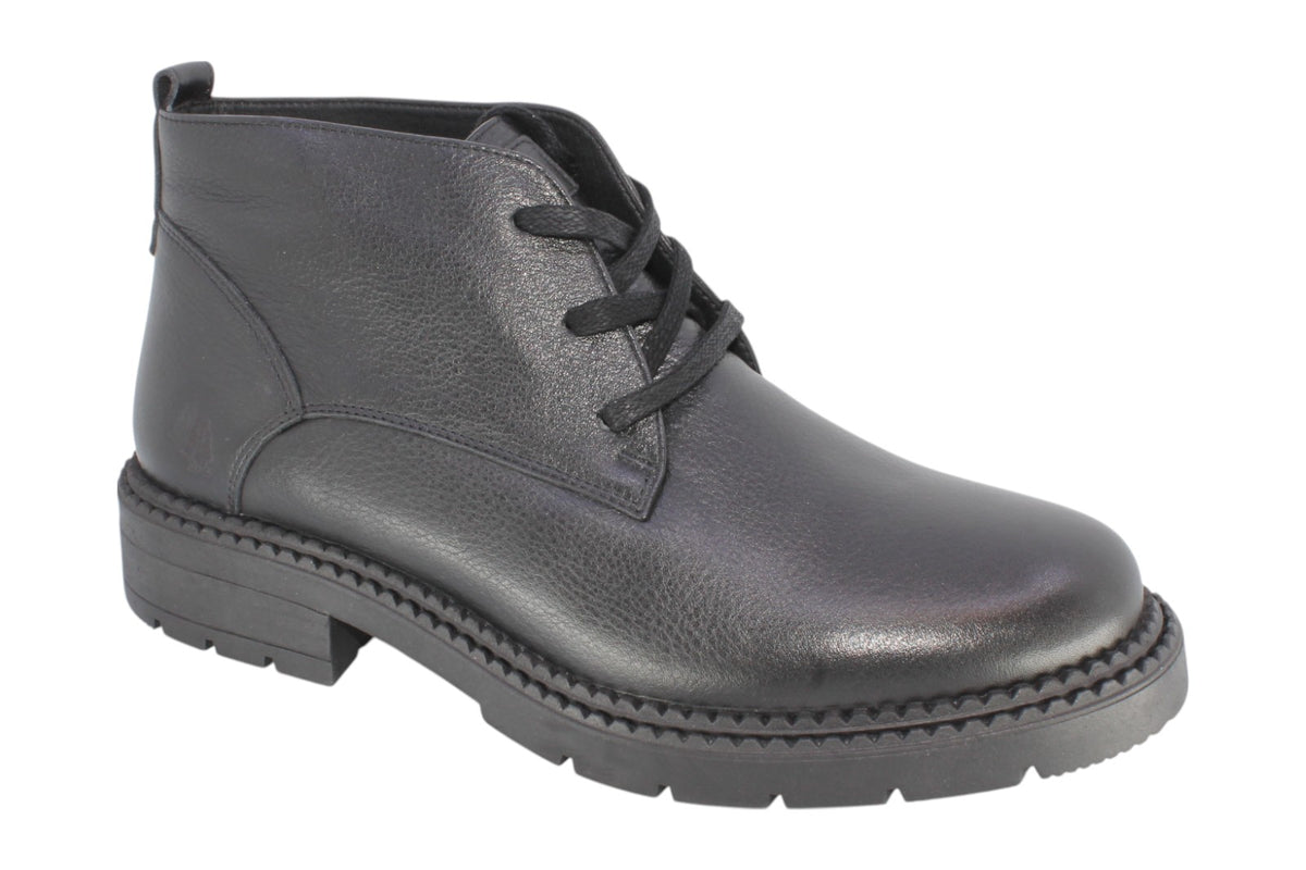 Hush Puppies Manopy cilt siyah erkek bot, düz deri yüzey, bağcık ve kapalı yuvarlak burnun çapraz görünümü