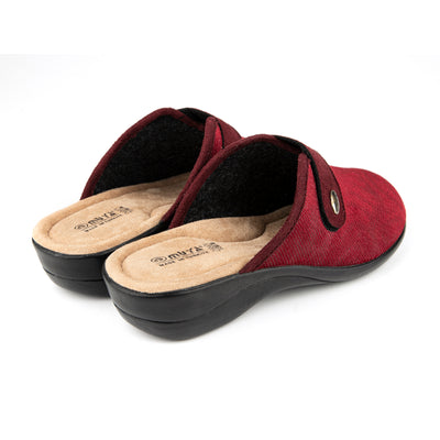 MUYA Nipui bordo kadın ev terliği çifti; açık topuk, bej iç taban ve siyah dış taban, arkadan çapraz görünüm.